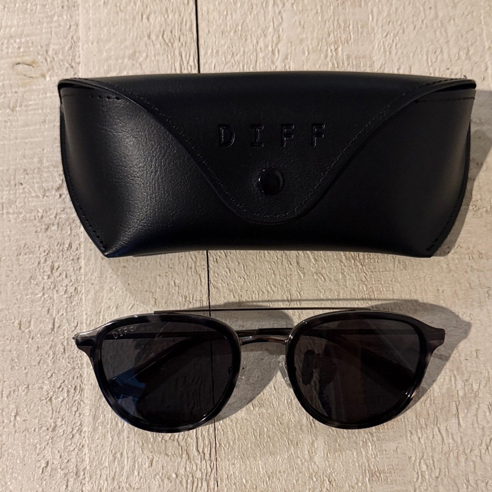 DIFF Black Sunglasses with Case